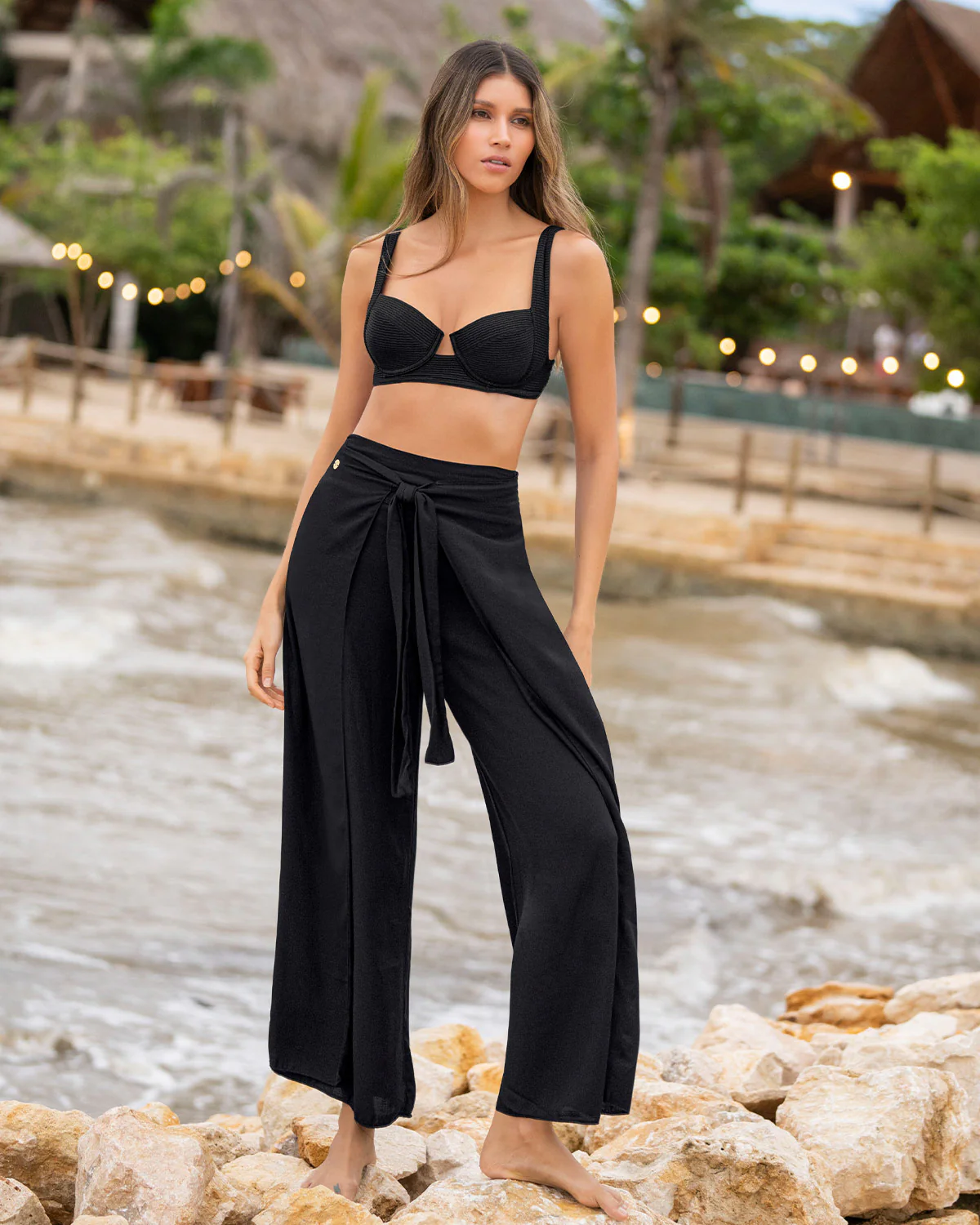 Bikini en textura acanalada con braga talle alto y top con aros - Image 4