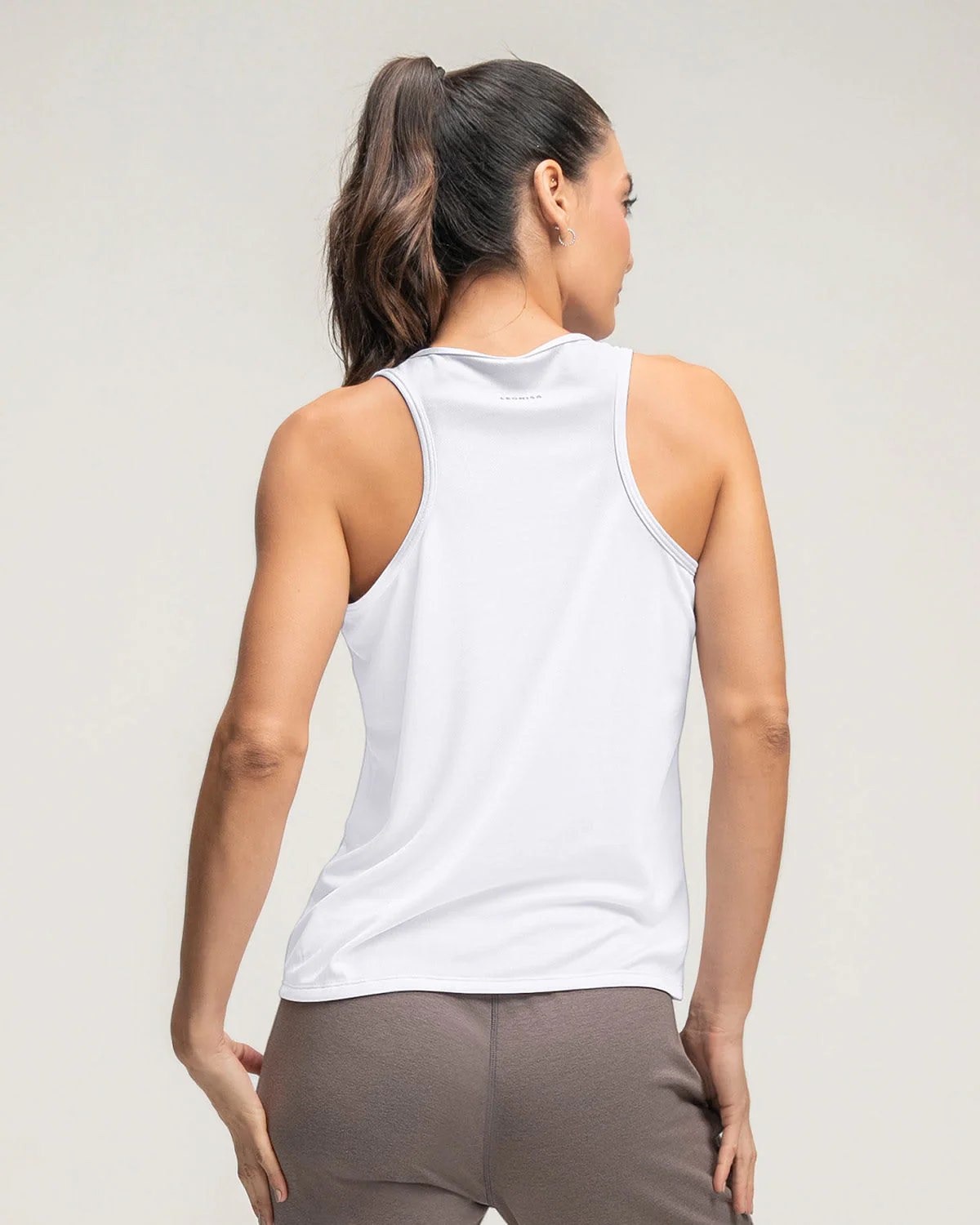 Camiseta deportiva de secado rápido y silueta semiajustada para mujer - Image 11