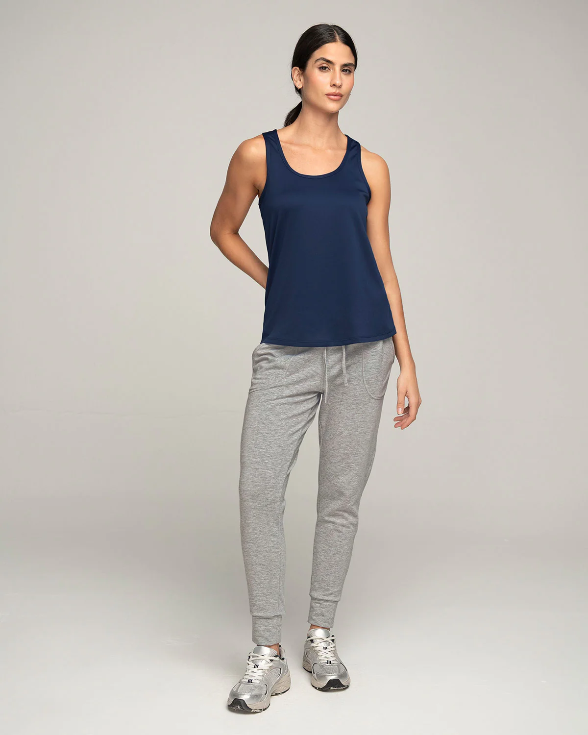Camiseta deportiva de secado rápido y silueta semiajustada para mujer - Image 9