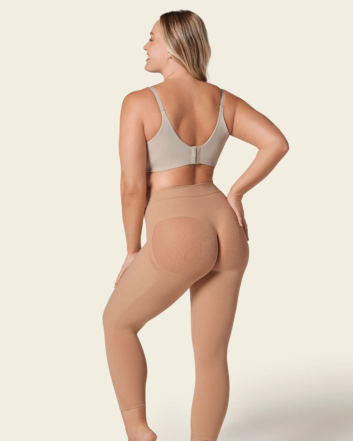 PowerStay Short + SmartShape Capri en Habano - Image 15