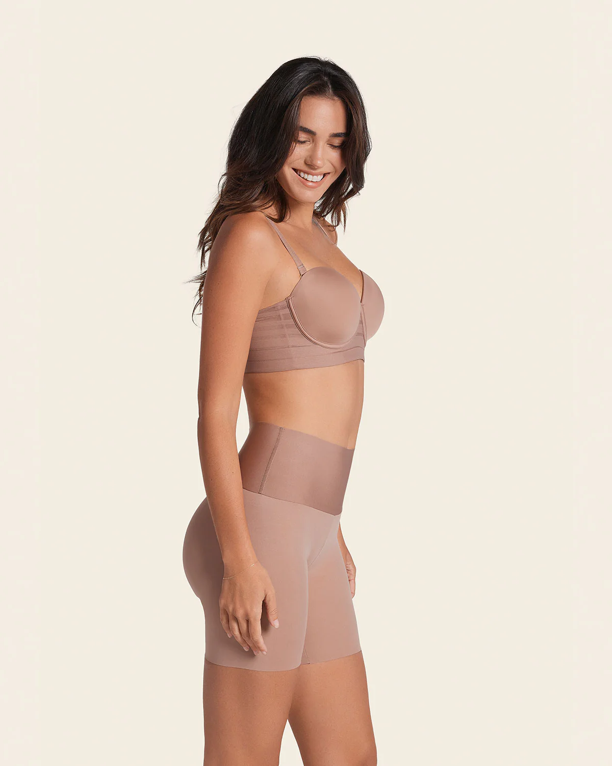 PowerStay Short + SmartShape Capri en Habano - Image 7