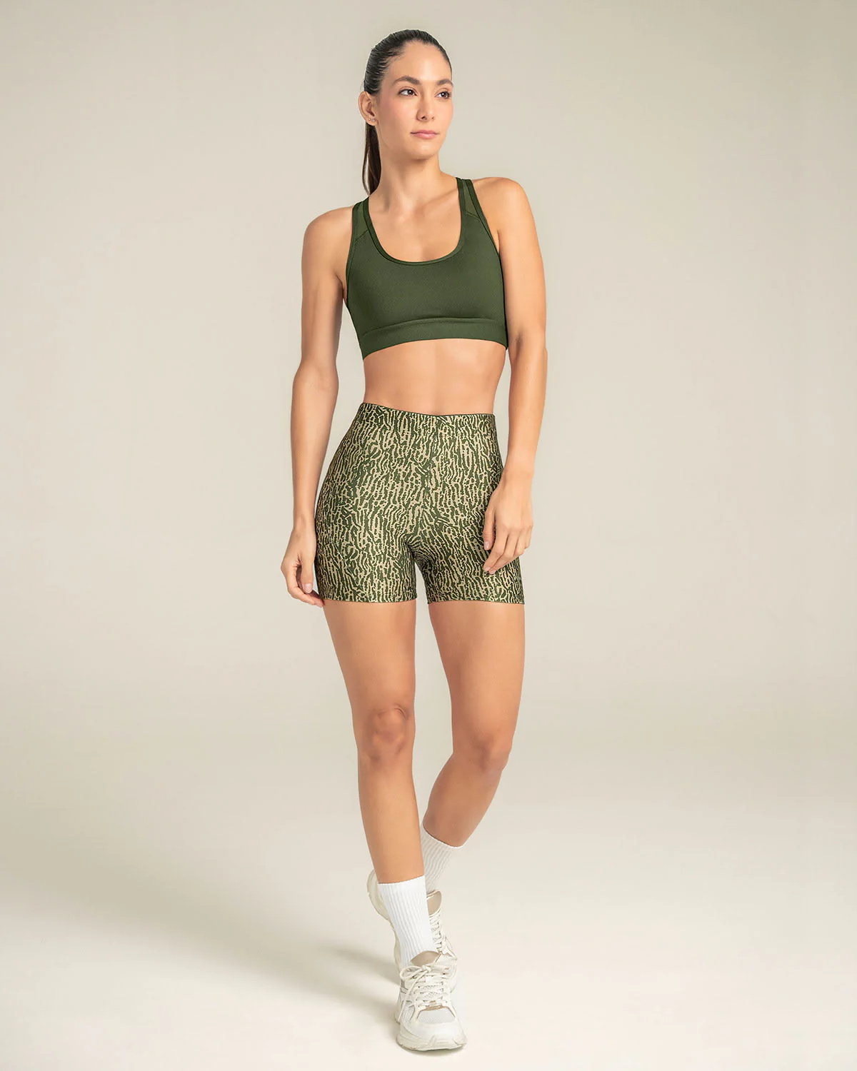 Top deportivo con espalda atlética en material de secado rápido - Image 10