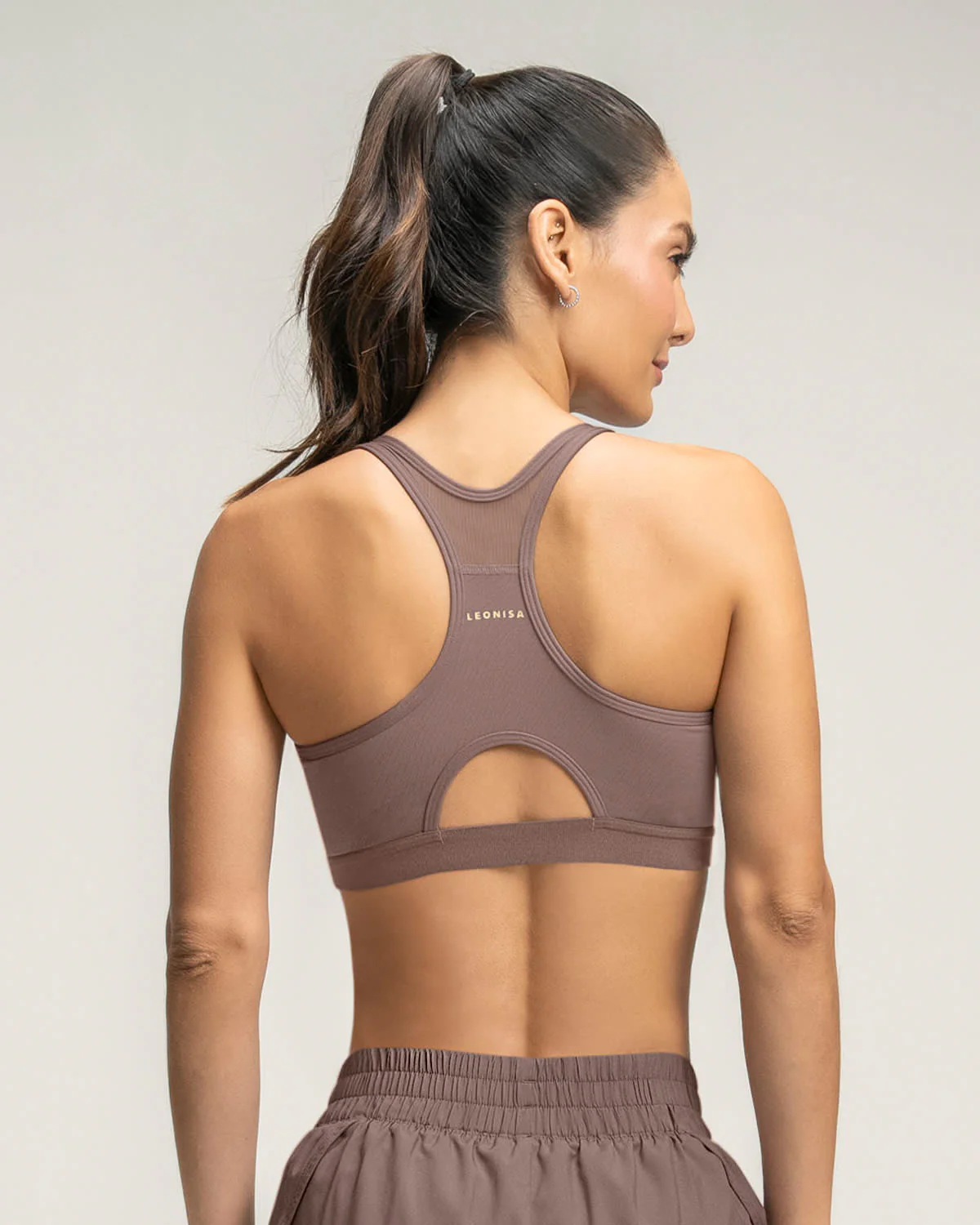 Top deportivo con espalda atlética en material de secado rápido - Image 13