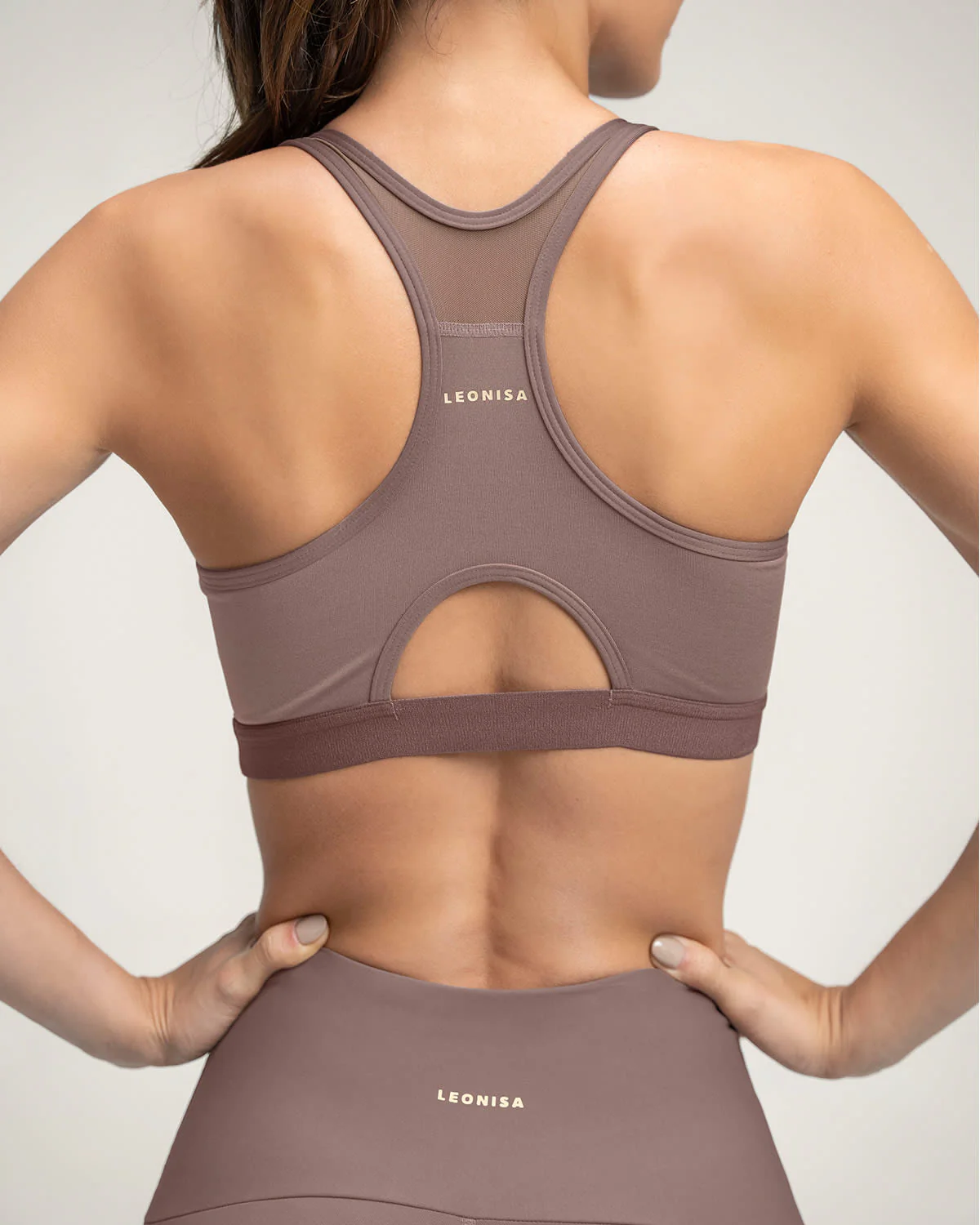Top deportivo con espalda atlética en material de secado rápido - Image 15