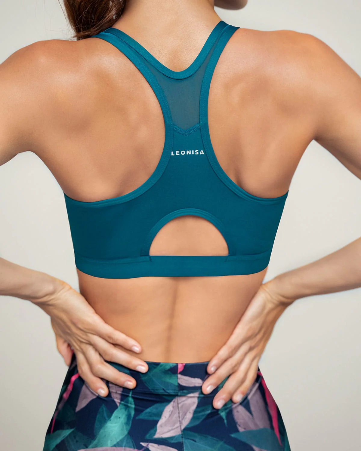 Top deportivo con espalda atlética en material de secado rápido - Image 21