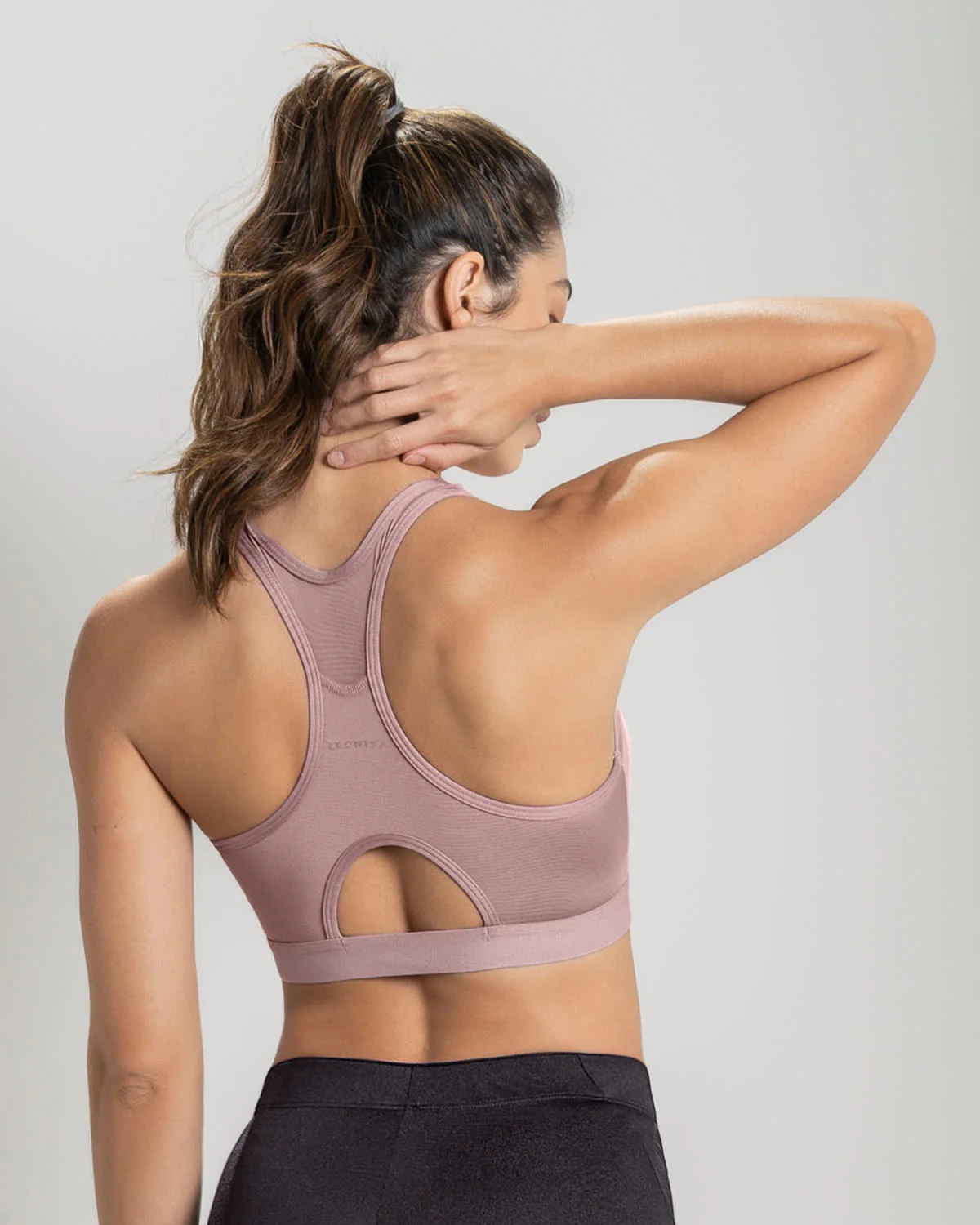 Top deportivo con espalda atlética en material de secado rápido - Image 39