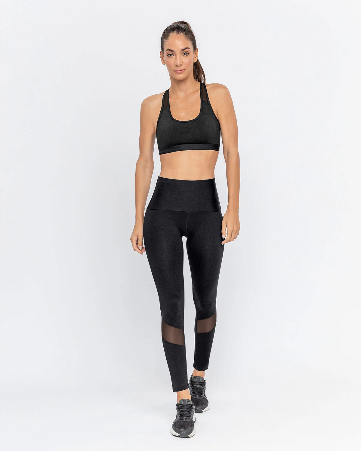 Top deportivo con espalda atlética en material de secado rápido - Image 4