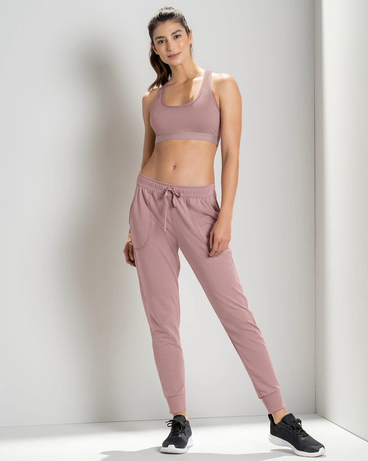 Top deportivo con espalda atlética en material de secado rápido - Image 40