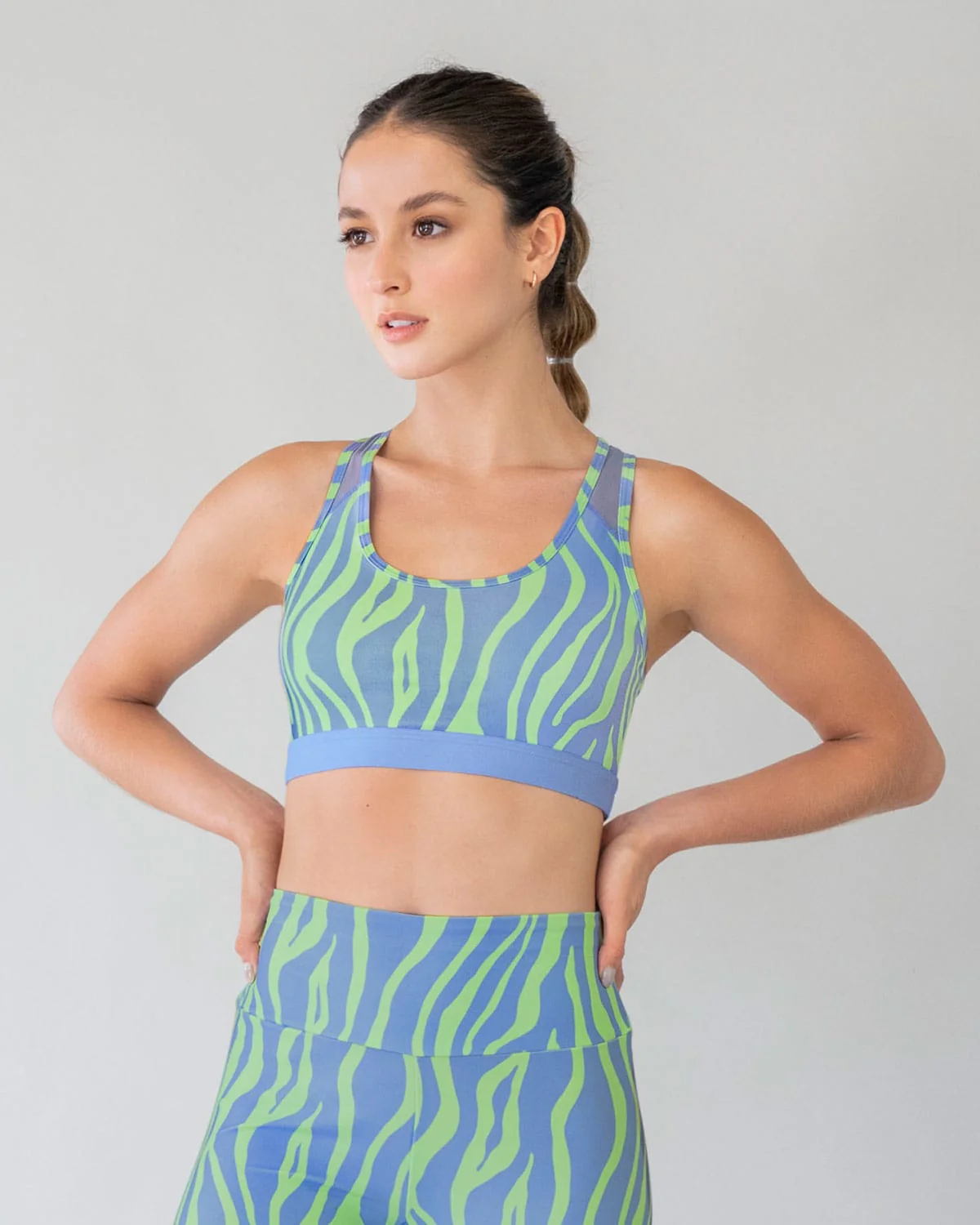 Top deportivo con espalda atlética en material de secado rápido - Image 46