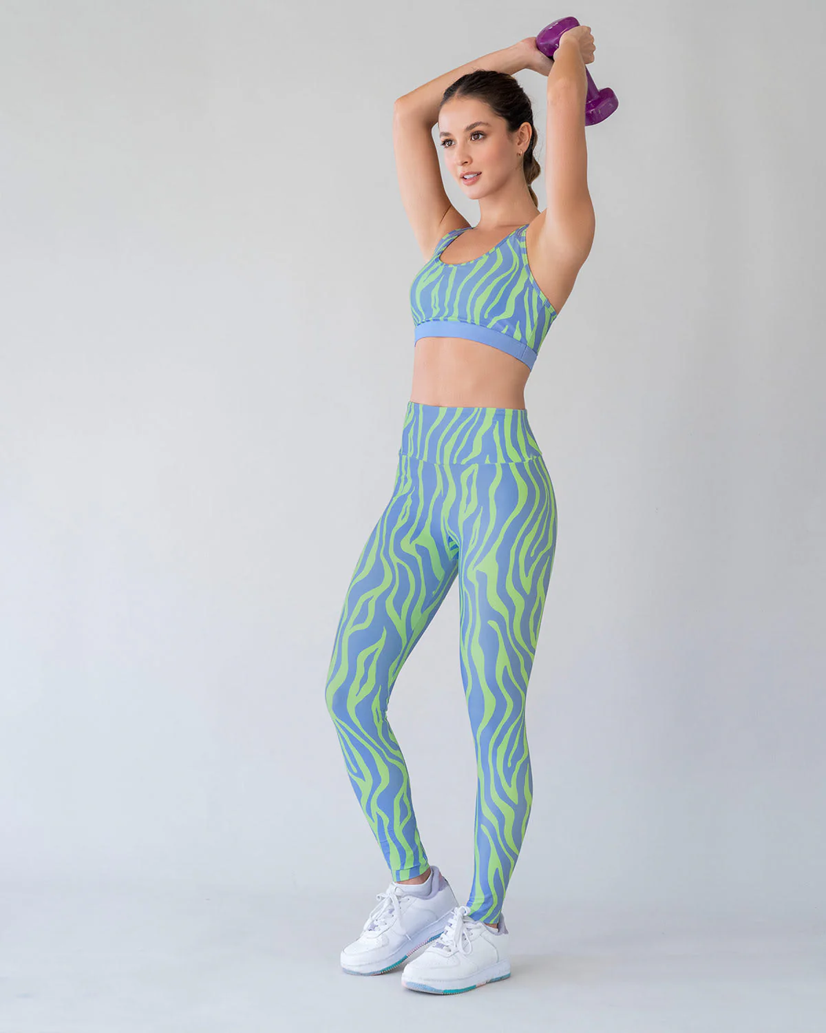 Top deportivo con espalda atlética en material de secado rápido - Image 48
