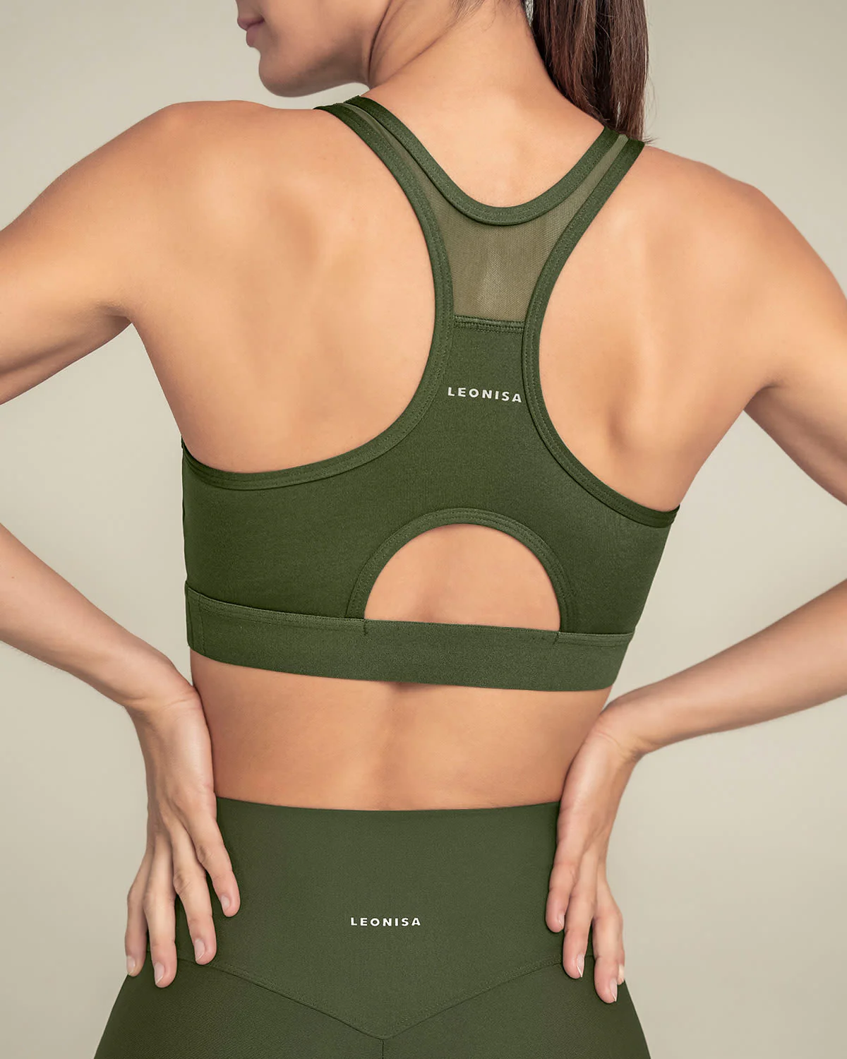 Top deportivo con espalda atlética en material de secado rápido - Image 9